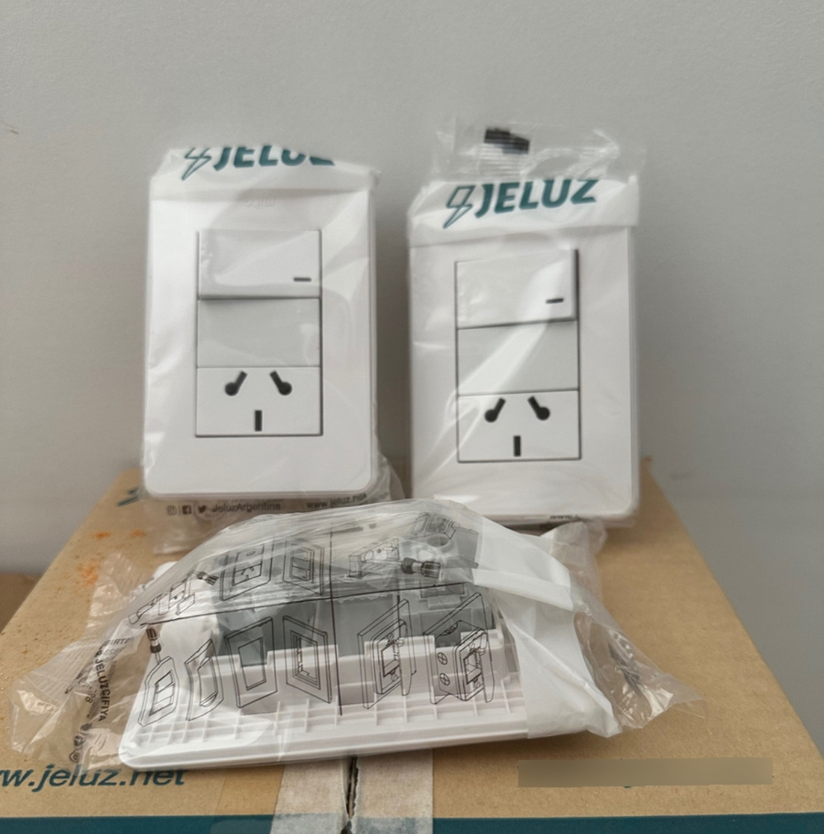 Llave De Luz Armada Punto Y Toma Jeluz Mito Color Blanco - Imagen 3