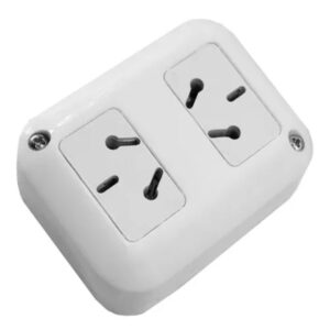 Enchufe Doble Taad Sobre Pared Blanco
